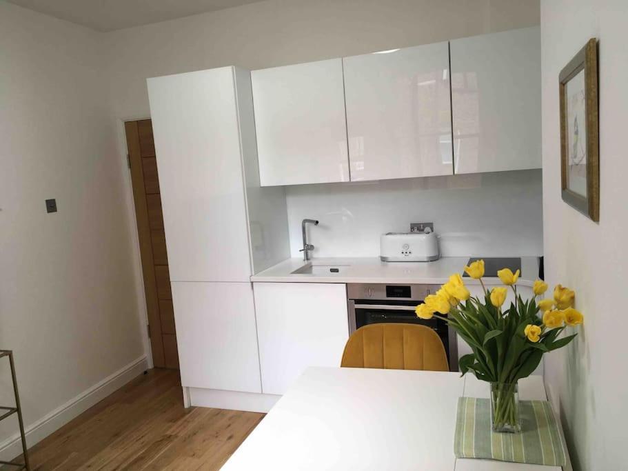 Newly Refurbished 2-Bedroom Flat In Notting Hill Лондон Экстерьер фото